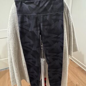 High-Waisted Black Geometric Print Leggings | Athletic Yoga Pants